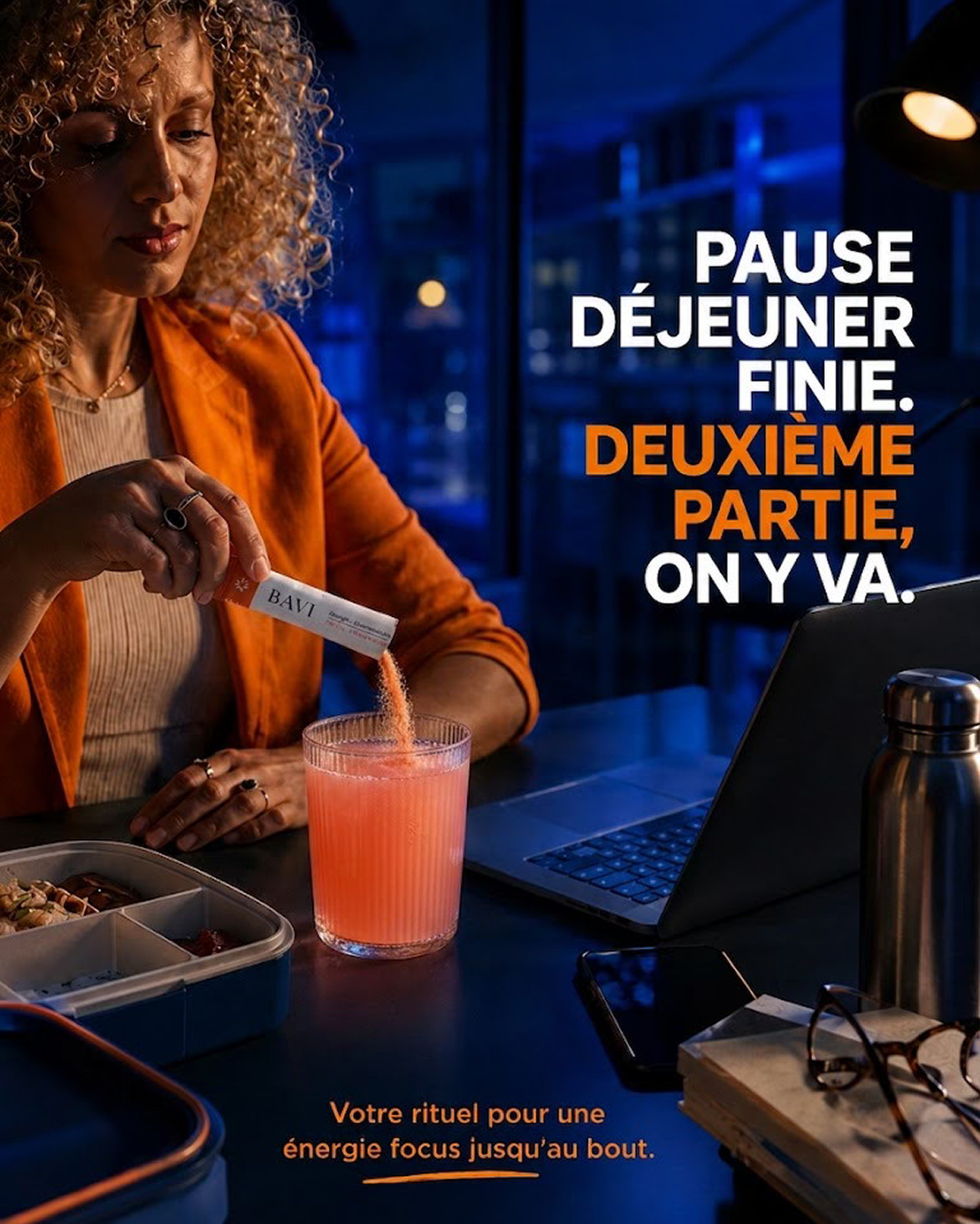 Femme active reprenant une tâche de travail après le déjeuner