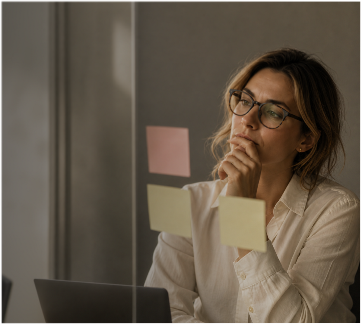 Femme active prenant une décision en fin de journée après une journée de travail chargée.