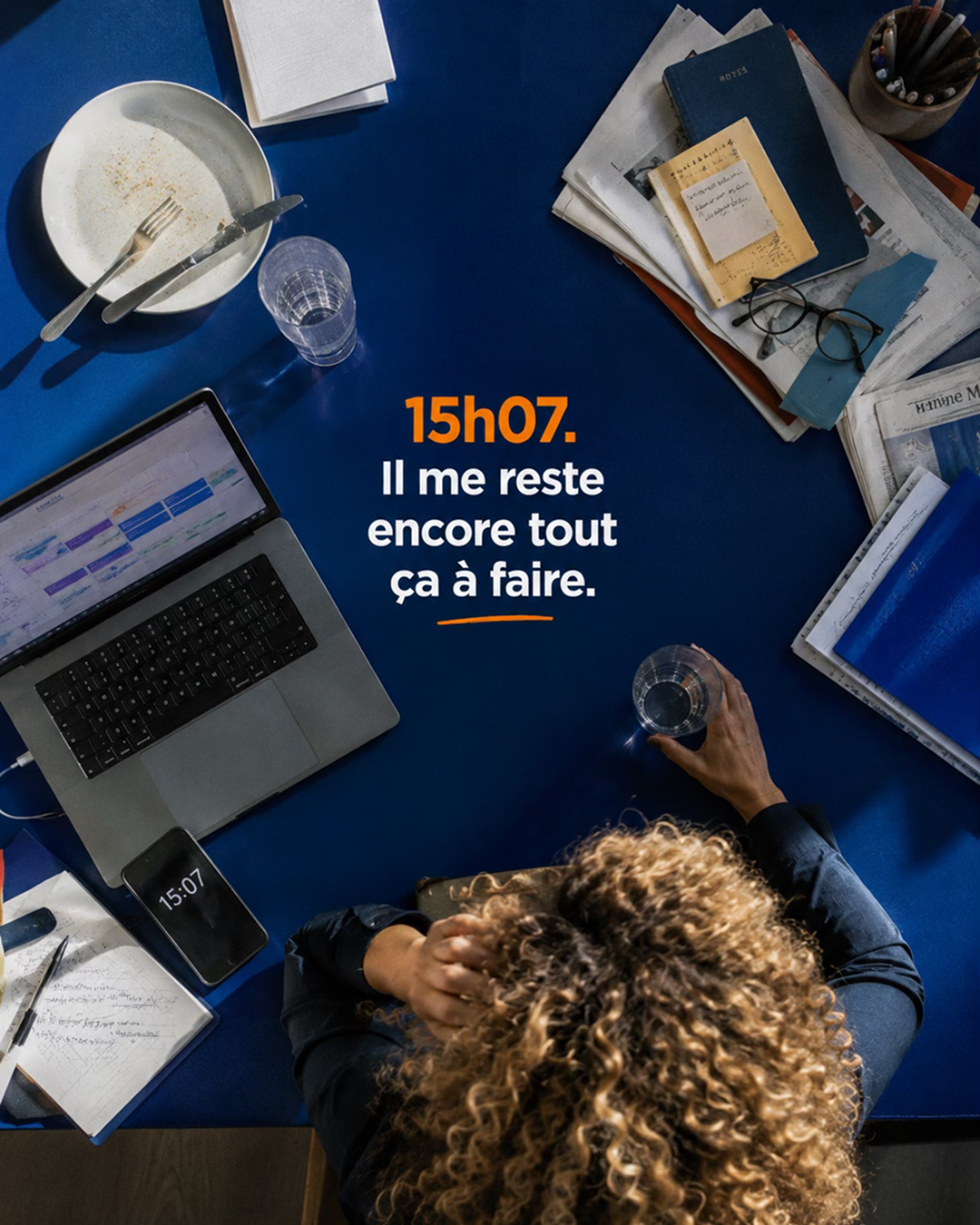 Femme active concentrée sur une tâche de travail dans l’après-midi